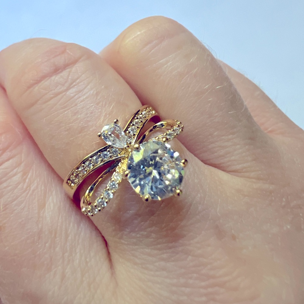 Round Brilliant Gold Bow Ring